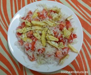 Ensalada de arroz basmati con tomate natural y tortilla francesa