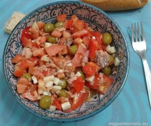 Picadillo de tomates con queso, atún, aceitunas, pimientos morrones y anchoas