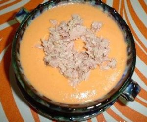 Salmorejo con atún en ceramica de Nijar