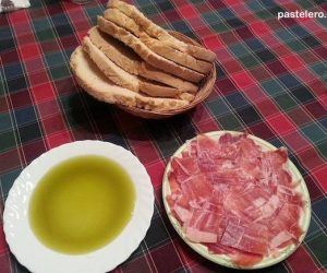 Desayuno de rebaná de pan cateto con aceite y jamón