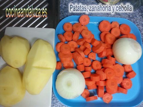 Ingredientes para las lentejas rojas con brocoli: Cortamos las patatas en trozos, las cebolla y las zanahorias