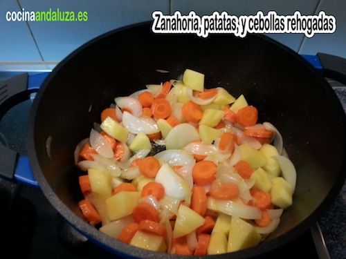 Se rehogan Zanahorias, patatas y cebolla para el potaje de Lentejas rojas